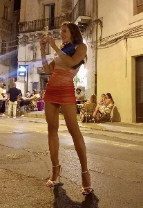 https://www.ragusanews.com/immagini_articoli/17-07-2024/1721248657-chiara-squaglia-di-striscia-la-notizia-in-vacanza-a-scicli-1-300.jpg