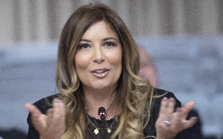 https://www.ragusanews.com/immagini_articoli/17-08-2021/selvaggia-lucarelli-e-la-vacanza-in-sicilia-una-voce-contro-una-pro-280.jpg