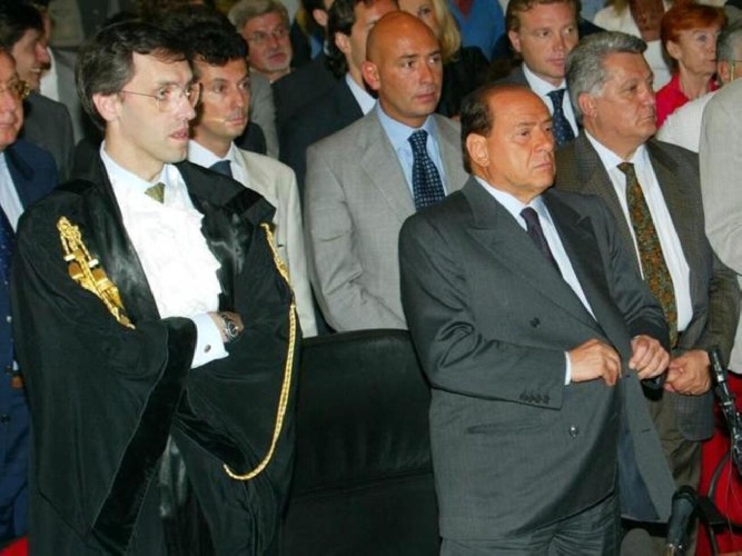 https://www.ragusanews.com/immagini_articoli/17-08-2022/morto-niccolo-ghedini-storico-avvocato-di-silvio-berlusconi-500.jpg