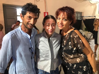 https://www.ragusanews.com/immagini_articoli/17-08-2024/gerardina-trovato-sul-palco-non-abbandonatemi-300.jpg