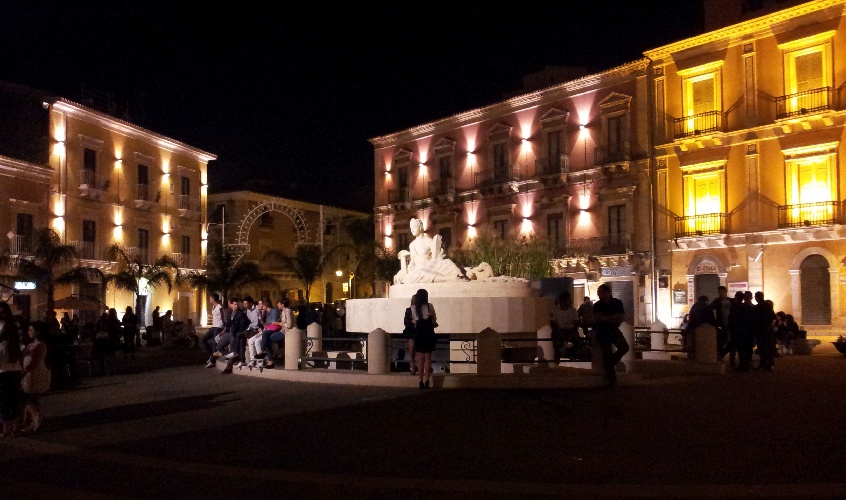 https://www.ragusanews.com/immagini_articoli/17-09-2021/rissa-in-piazza-a-comiso-in-10-contro-uno-riunione-urgente-500.jpg