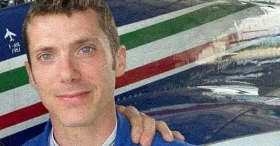 https://www.ragusanews.com/immagini_articoli/17-09-2023/frecce-tricolori-incidente-oscar-del-do-il-pilota-sotto-choc-500.jpg