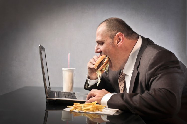 https://www.ragusanews.com/immagini_articoli/17-10-2018/dieta-dimagrire-riducendo-stress-500.jpg