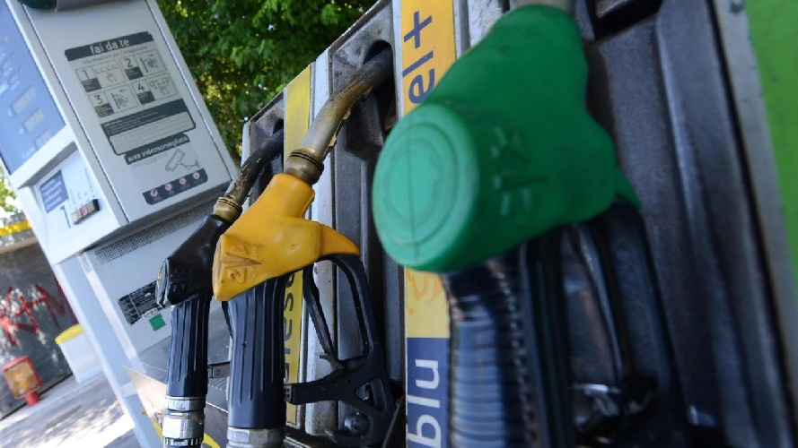 https://www.ragusanews.com/immagini_articoli/17-10-2022/distributore-self-service-impazzito-benzina-gratis-per-tutti-500.jpg
