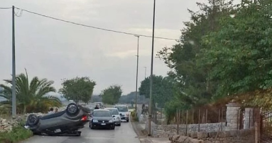 https://www.ragusanews.com/immagini_articoli/17-10-2024/modica-auto-si-ribalta-sulla-rocciola-scrofani-500.jpg