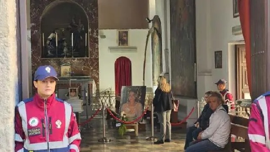 https://www.ragusanews.com/immagini_articoli/17-11-2024/1731852385-una-bara-bianca-camera-ardente-per-margaret-spada-1-300.jpg
