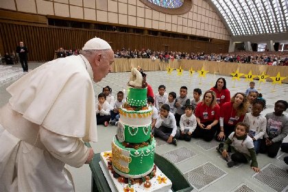 https://www.ragusanews.com/immagini_articoli/17-12-2020/auguri-papa-francesco-compie-84-anni-ma-per-lui-e-un-giorno-qualunque-280.jpg