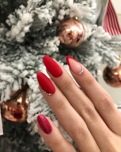 https://www.ragusanews.com/immagini_articoli/17-12-2021/unghie-natalizie-ecco-la-nail-art-per-natale-2021-500.jpg