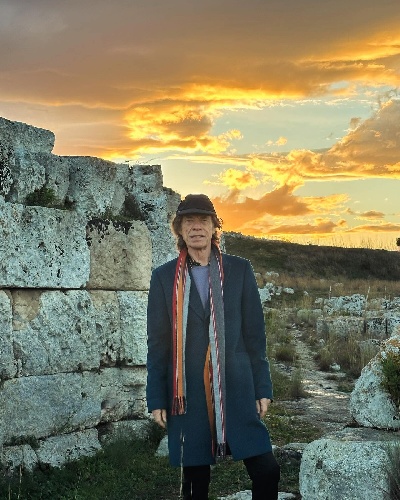 https://www.ragusanews.com/immagini_articoli/17-12-2023/1702820236-mick-jagger-in-maniche-corte-a-dicembre-a-siracusa-1-500.jpg