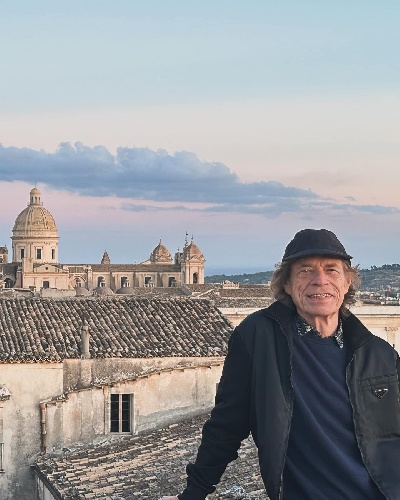 https://www.ragusanews.com/immagini_articoli/17-12-2023/1702820241-mick-jagger-in-maniche-corte-a-dicembre-a-siracusa-5-500.jpg