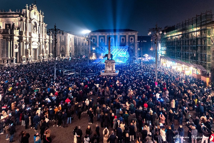 https://www.ragusanews.com/immagini_articoli/17-12-2024/capodanno-a-catania-su-canale-5-500.jpg