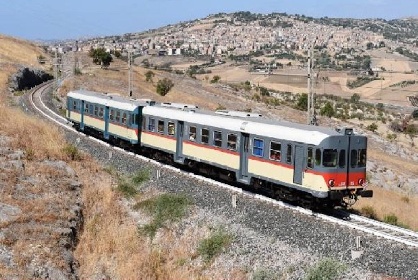https://www.ragusanews.com/immagini_articoli/18-02-2022/via-al-potenziamento-della-linea-ferroviaria-siracusa-ragusa-280.jpg