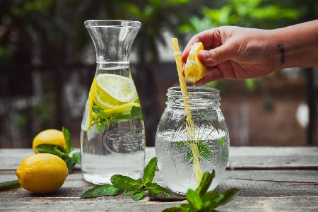 https://www.ragusanews.com/immagini_articoli/18-04-2024/acqua-e-limone-al-mattino-benefici-per-la-salute-300.jpg