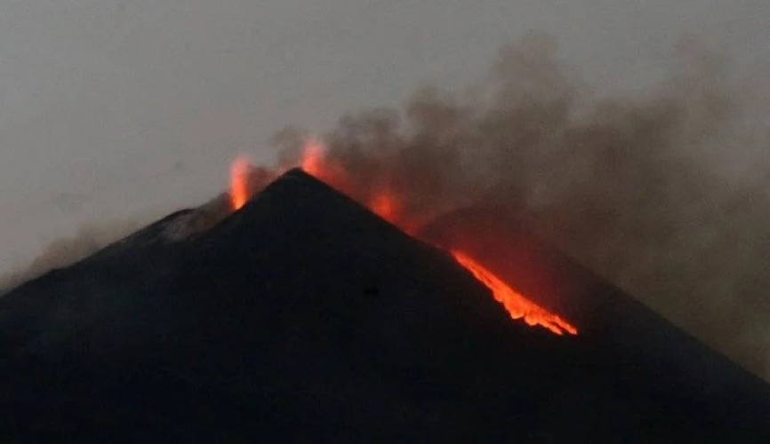 https://www.ragusanews.com/immagini_articoli/18-04-2025/etna-in-eruzione-allerta-voli-arancione-per-pasqua-500.jpg