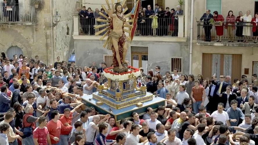 https://www.ragusanews.com/immagini_articoli/18-04-2025/repubblica-a-scicli-la-pasqua-e-un-teatro-di-gioia-500.jpg