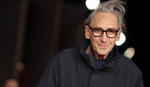 https://www.ragusanews.com/immagini_articoli/18-05-2021/battiato-il-sognatore-si-e-fatto-sogno-280.jpg