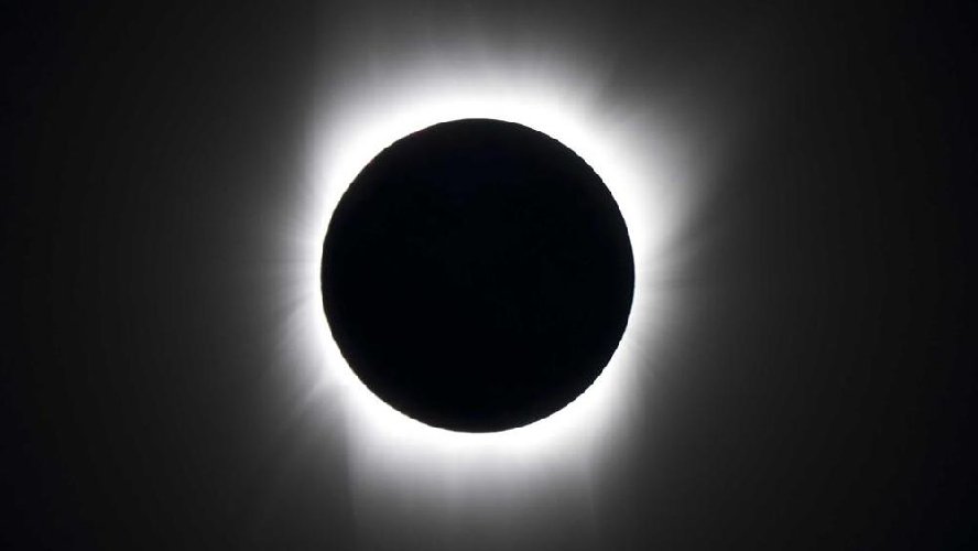 https://www.ragusanews.com/immagini_articoli/18-06-2018/luglio-eclissi-totale-luna-500.jpg
