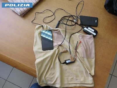 https://www.ragusanews.com/immagini_articoli/18-06-2024/1718697144-tentano-di-truccare-l-esame-per-la-patente-con-le-ricetrasmittenti-2-300.jpg