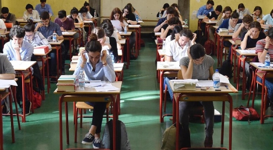 https://www.ragusanews.com/immagini_articoli/18-06-2024/stop-ai-diplomifici-anche-in-sicilia-revocate-scuole-paritarie-500.jpg