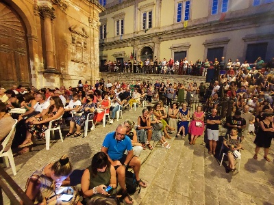 https://www.ragusanews.com/immagini_articoli/18-08-2022/c-e-voglia-di-sapere-pubblico-da-grande-evento-alle-passeggiate-barocche-300.jpg