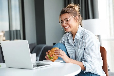 https://www.ragusanews.com/immagini_articoli/18-09-2023/dieta-dello-smart-working-300.jpg