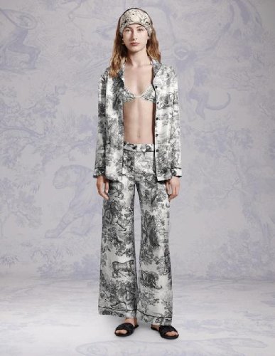 https://www.ragusanews.com/immagini_articoli/18-11-2020/moda-dior-presenta-la-prima-collezione-del-lockdown-500.jpg