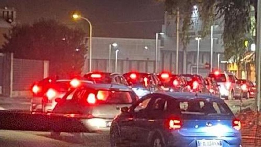 https://www.ragusanews.com/immagini_articoli/19-01-2021/sassari-apre-il-mcdrive-la-coda-per-un-hamburger-e-chilometrica-video-500.jpg
