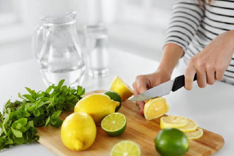 https://www.ragusanews.com/immagini_articoli/19-02-2021/dieta-del-limone-come-dimagrire-in-poco-tempo-i-fianchi-e-la-pancia-500.jpg