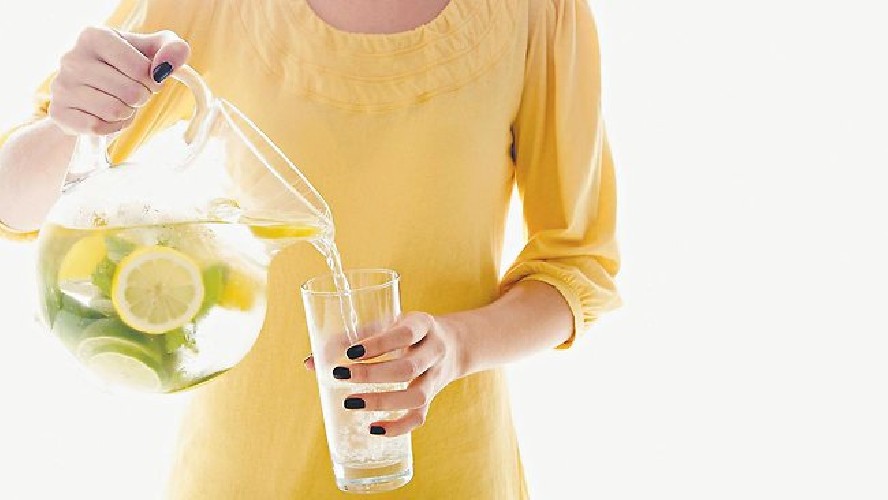 https://www.ragusanews.com/immagini_articoli/19-04-2020/bere-acqua-e-limone-al-mattino-i-benefici-per-il-nostro-organismo-500.jpg