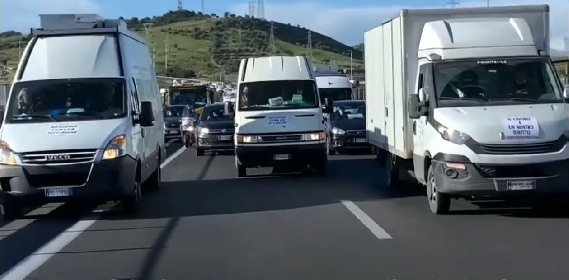 https://www.ragusanews.com/immagini_articoli/19-04-2021/catania-gli-ambulanti-bloccano-il-traffico-sulla-tangenziale-video-280.jpg