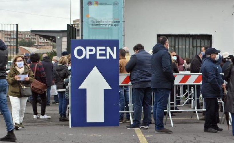 https://www.ragusanews.com/immagini_articoli/19-04-2021/sicilia-open-days-astrazeneca-25mila-dosi-in-3-giorni-sono-un-mezzo-flop-500.jpg