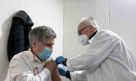 https://www.ragusanews.com/immagini_articoli/19-04-2021/vaccini-il-romano-agli-open-siciliani-5-dubbi-sulla-bonta-dell-operazione-280.jpg