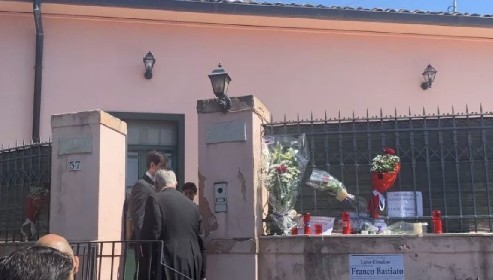 https://www.ragusanews.com/immagini_articoli/19-05-2021/celebrati-i-funerali-di-battiato-la-preghiera-di-franco-280.jpg