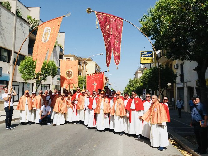 https://www.ragusanews.com/immagini_articoli/19-06-2019/ispica-il-cammino-confraternite-500.jpg