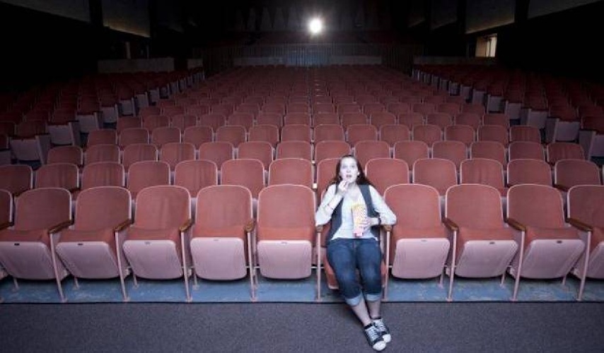 https://www.ragusanews.com/immagini_articoli/19-06-2024/crisi-del-cinema-in-sicilia-i-botteghini-piangono-e-le-sale-chiudono-500.jpg