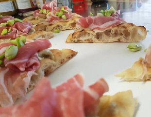 https://www.ragusanews.com/immagini_articoli/19-07-2019/1563537007-scicli-apre-pinsere-cucina-e-tradizione-foto-1-240.jpg