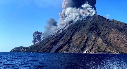 https://www.ragusanews.com/immagini_articoli/19-07-2020/stromboli-due-forti-esplosioni-all-alba-sul-vulcano-240.jpg