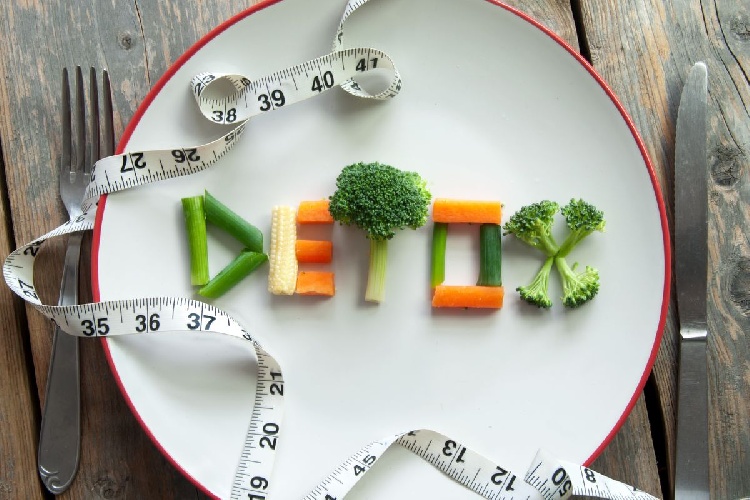 https://www.ragusanews.com/immagini_articoli/19-07-2022/dieta-detox-21-giorni-come-dimagrire-10-chili-in-3-settimane-500.jpg