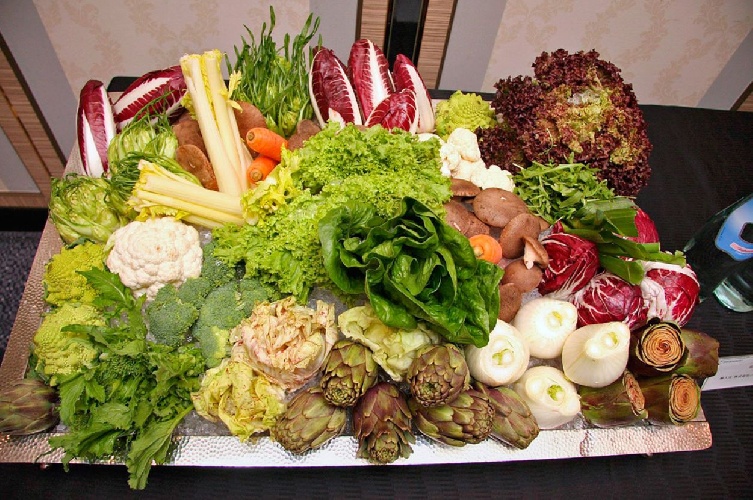 https://www.ragusanews.com/immagini_articoli/19-08-2022/insalata-prima-del-pasto-aiuta-a-mantenere-il-peso-sotto-controllo-500.jpg
