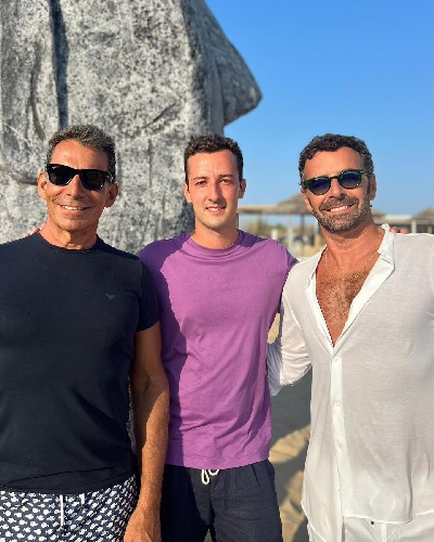 https://www.ragusanews.com/immagini_articoli/19-08-2023/alberto-matano-bagno-col-marito-nel-mare-di-portopalo-500.jpg