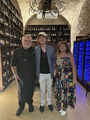 https://www.ragusanews.com/immagini_articoli/19-09-2023/mick-jagger-e-tornato-in-vacanza-a-siracusa-500.jpg