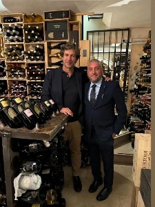 https://www.ragusanews.com/immagini_articoli/19-10-2024/1729337456-demetrio-albertini-cena-a-ragusa-amore-a-prima-vista-per-scicli-1-300.jpg