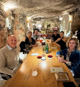 https://www.ragusanews.com/immagini_articoli/19-10-2024/1729337516-demetrio-albertini-cena-a-ragusa-amore-a-prima-vista-per-scicli-3-300.jpg