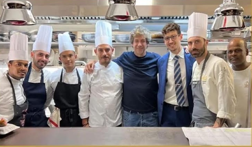 https://www.ragusanews.com/immagini_articoli/19-10-2024/1729337562-demetrio-albertini-cena-a-ragusa-amore-a-prima-vista-per-scicli-4-500.jpg