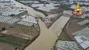 https://www.ragusanews.com/immagini_articoli/19-10-2024/licata-sommersa-da-acqua-e-fango-una-persona-sul-tetto-100.jpg