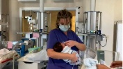 https://www.ragusanews.com/immagini_articoli/19-11-2023/bambino-abbandonato-a-ragusa-ne-con-madre-affidataria-ne-con-biologica-100.jpg