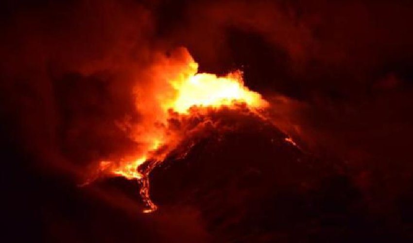https://www.ragusanews.com/immagini_articoli/20-01-2021/1611134469-le-foto-dell-eruzione-dell-etna-2-500.jpg