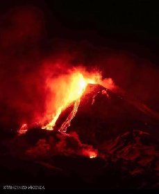 https://www.ragusanews.com/immagini_articoli/20-01-2021/1611134488-le-foto-dell-eruzione-dell-etna-3-280.jpg