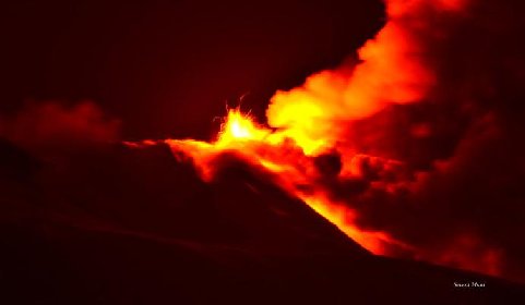 https://www.ragusanews.com/immagini_articoli/20-01-2021/1611134520-le-foto-dell-eruzione-dell-etna-4-280.jpg
