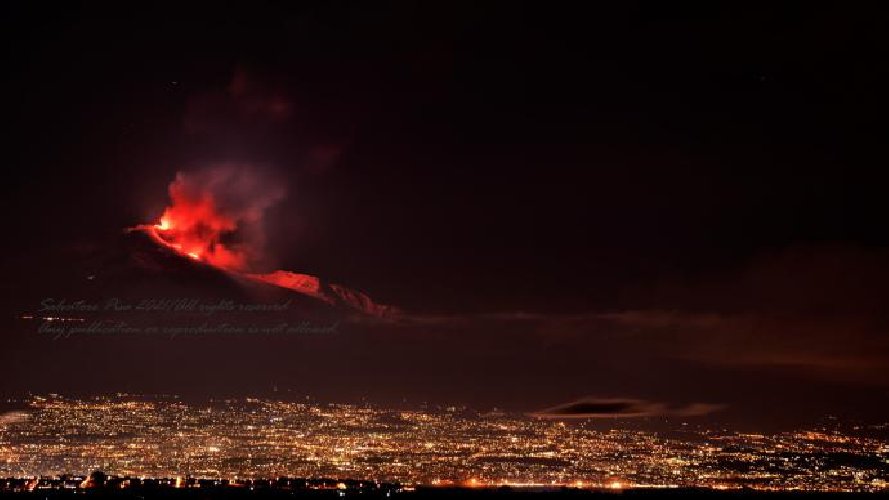 https://www.ragusanews.com/immagini_articoli/20-01-2021/1611134543-le-foto-dell-eruzione-dell-etna-5-500.jpg